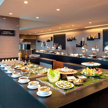 메리어트 툭스틀라 구티에레즈 호텔 외부 사진 A buffet at a hotel
