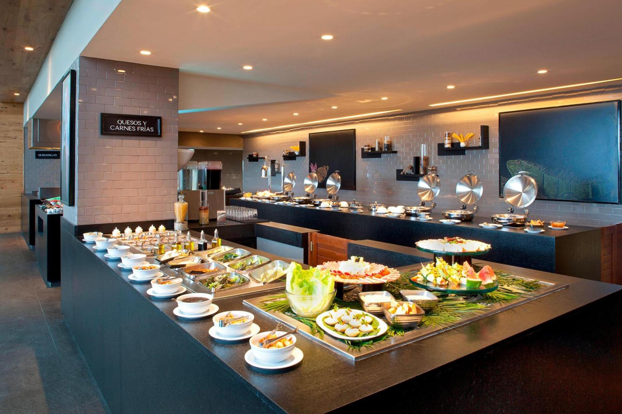 메리어트 툭스틀라 구티에레즈 호텔 외부 사진 A buffet at a hotel