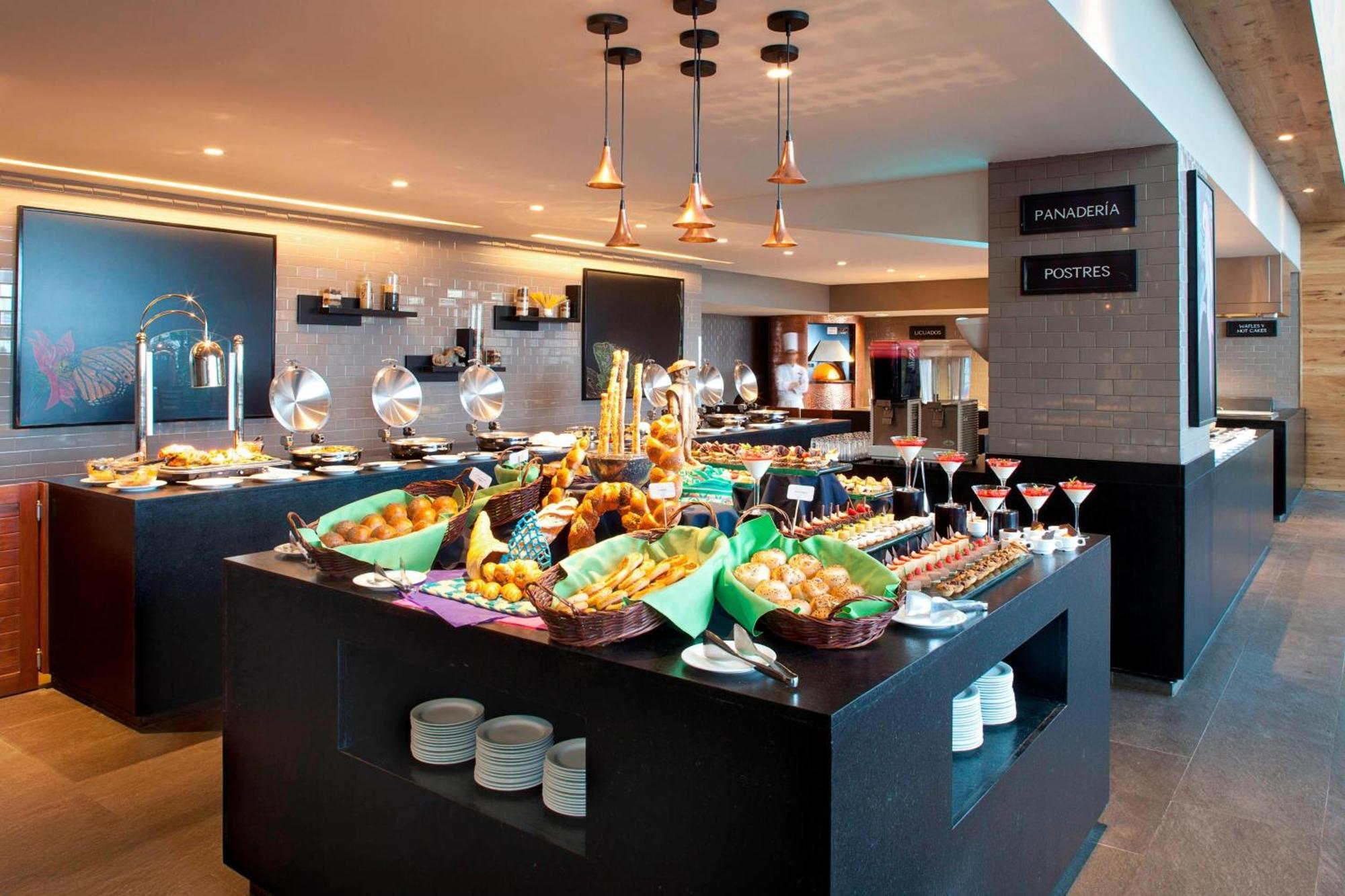 메리어트 툭스틀라 구티에레즈 호텔 외부 사진 Buffet at a hotel